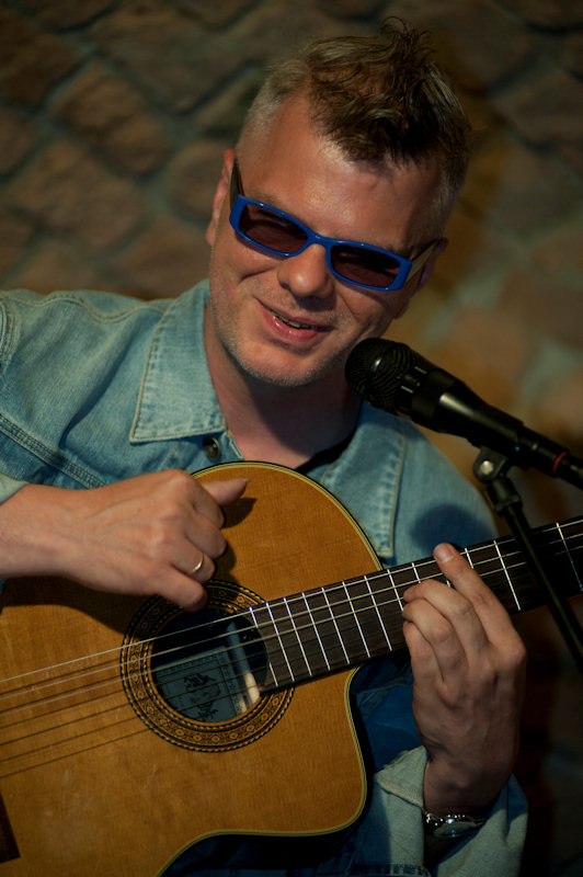 Remigiusz Szuman z klasyczną gitarą