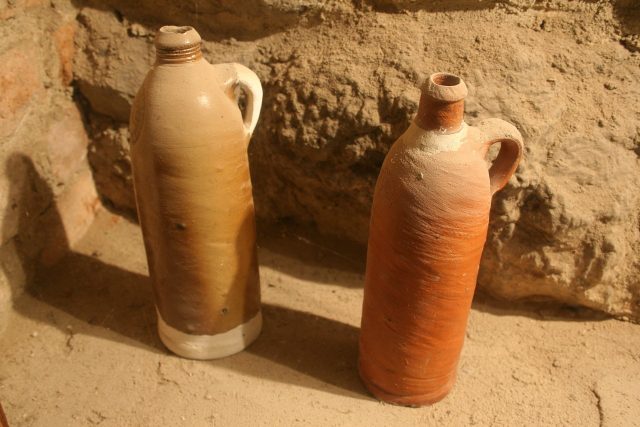 stare butelki, eksponaty w podziemiach pod rynkiem Rzeszowa