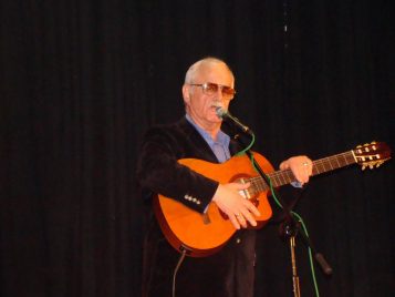 Jan Pietrzak z gitarą
