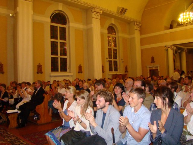 Publiczność podczas koncertu Łukasza Kuropaczewskiego w kościele Matki Boskiej Wniebowziętej w Puszczykowie