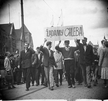 Uczestnicy Poznańskiego Czerwca z transparentem Żądamy Chleba. Manifestacja na ul. Czerwonej Armii (obecnie Święty Marcin). Rok 1956