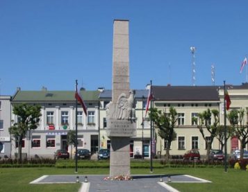 Pomnik Powstańców Wielkopolskich i Ofiar II Wojny Światowej na skwerze na Placu 20 Października w Mosinie