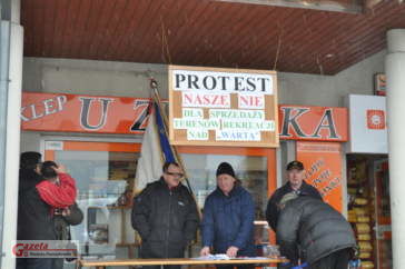 Sprzedaż łącznika ekologicznego firmie Family House protest wędkarzy przy targowisku w Mosinie