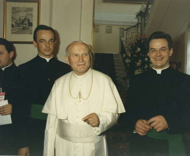 Bracia Marian (z prawej) i Włodzimierz (z lewej) z Ojcem Świętym w rezydencji Prymasa