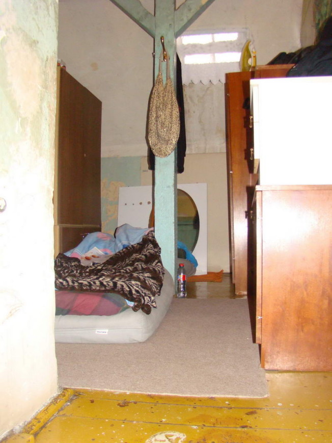 Łóżko w korytarzu