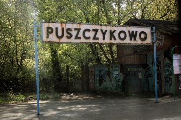 Stacja w Puszczykowie - tablica z nazwą miasta