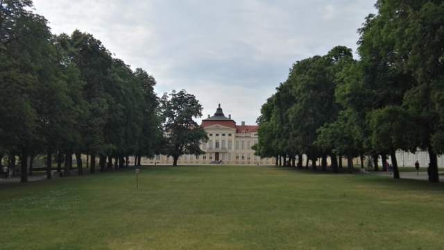 Pałac w Rogalinie latem - od frontu