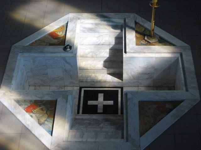 Sadzawka do udzielania chrztu przez zanurzenie w katolickim kościele Bł. Radzyma Gaudentego w Gnieźnie. Zbudowana dzięki inspiracji Drogi neokatechumenalnej.