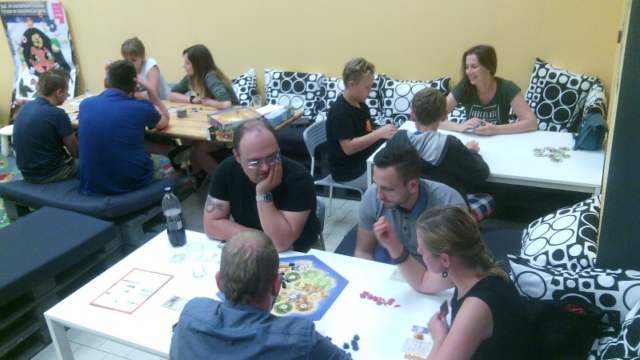Uczestnicy w trakcie rozgrywek w gry planszowe w Kreatywnym Domku