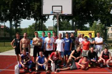 Wakacyjny Turniej Koszykówki na terenie boiska szkoły nr 1 w Mosinie - zdjęcie grupowe