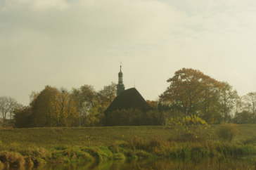 kościół w Rogalinku (Parafia św. Michała Archanioła i MBWW w Rogalinku) nad rzeką Wartą
