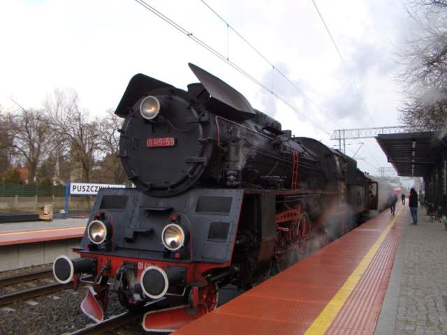 Zabytkowy pociąg specjalny "Powstaniec" na stacji w Puszczykówku