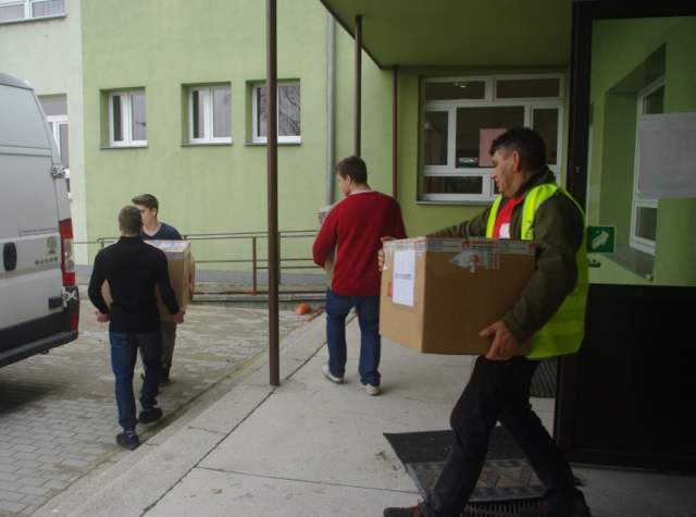 Wolontariusze pakują paczki do samochodu dostawczego - szlachetna paczka