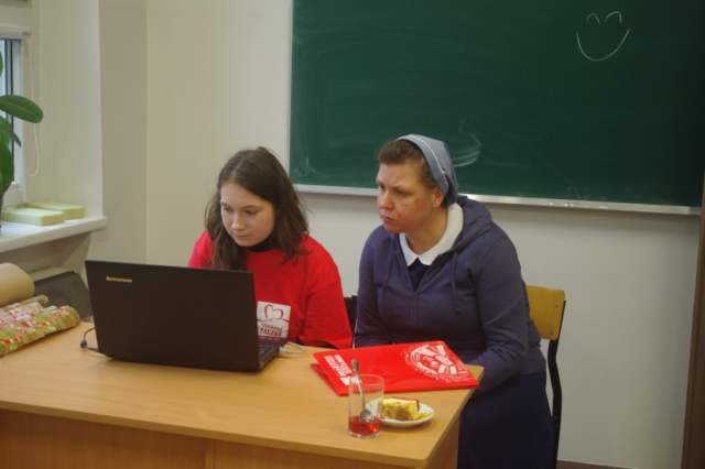 Młoda kobieta i zakonnica przed komputerem - Szlachetna Paczka