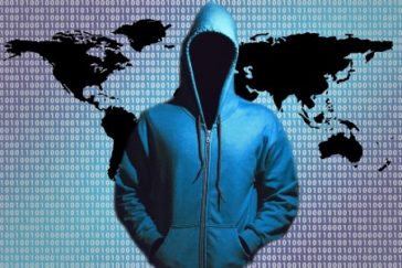 Sylwetka Hakera - atak hakerski z mapą świata w tle