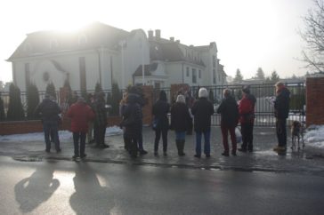 protest w Puszczykowie przeciwko pedofilii przed domem Towarzystwa Chrystusowego