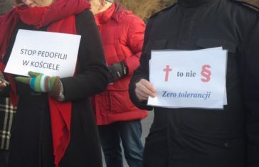 Mieszkańcy protestujący przeciwko pedofilii w Puszczykowie