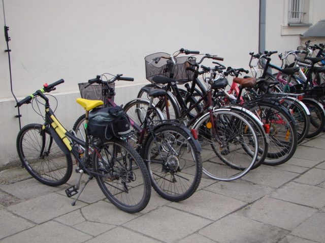 obecny parking dla rowerów przy dworcu PKP w Mosinie