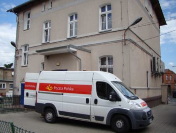 Poczta Polska - budynek Poczty Polskiej przy ulicy Kolejowej w Mosinie