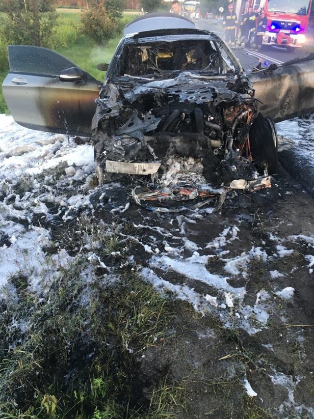 spalony wrak samochodu źródło: OSP Stęszew