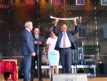 Burmistrzowie Gminy Mosina przekazują symboliczną szablę burmistrzowi z gminy węgierskiej