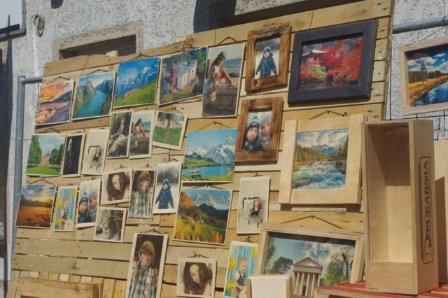 Wystawa obrazów podczas imprezy Szeroko na Wąskiej w Mosinie