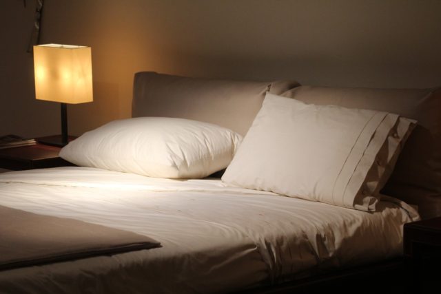 Meble w sypialni - łóżko z białą pościelą