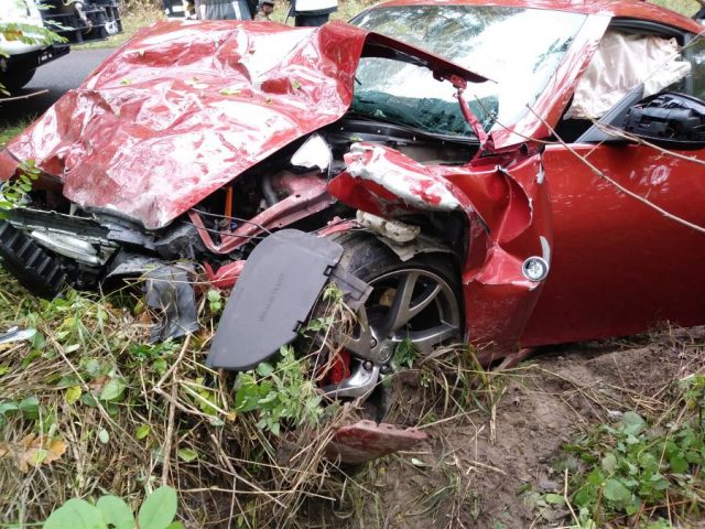 wrak pojazdu Nissan 370Z po czołowym zderzeniu