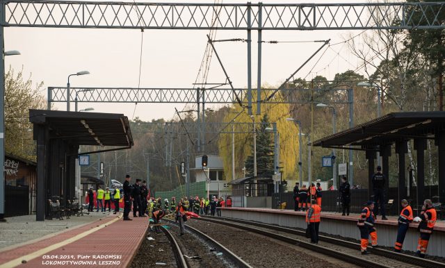 Dworzec w Puszczykowie: akcja ratunkowa po zderzeniu pociągu z karetką