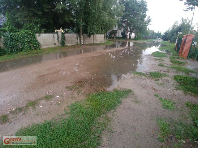 zalana ulica Bolesława Śmiałego w Mosinie fot. Czytelnik GMP