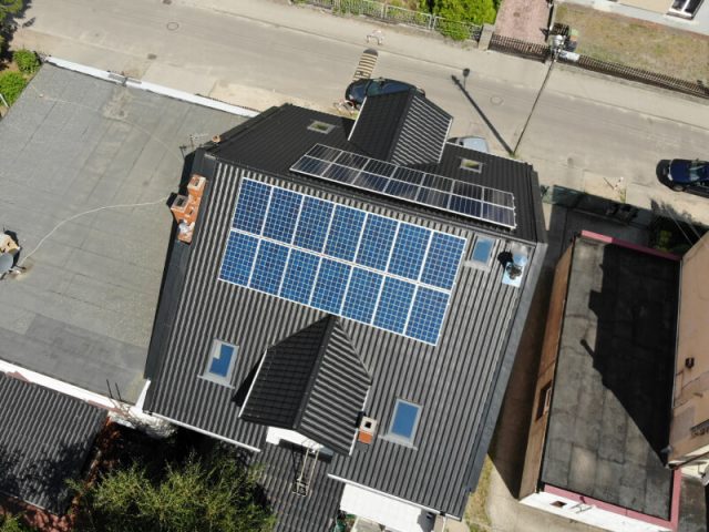 panele fotowoltaiczne na dachu
