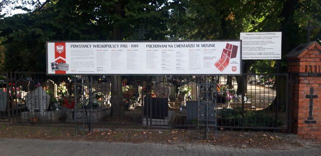 groby powstańców wielkopolskich otrzymały pamiątkowe oznakowanie - cmentarz w Mosinie