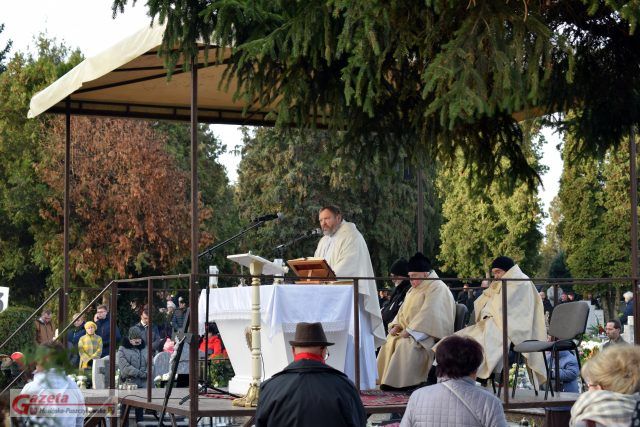 kazanie ks. proboszcza Adama Prozorowskiego na cmentarzu w Mosinie