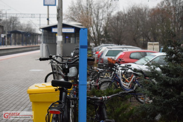 rejon dworca kolejowego w Mosinie, przypięte rowery do ogrodzenia