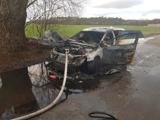 Pożar samochodu marki Volvo na drodze pomiędzy Żabnem, a Krajkowem