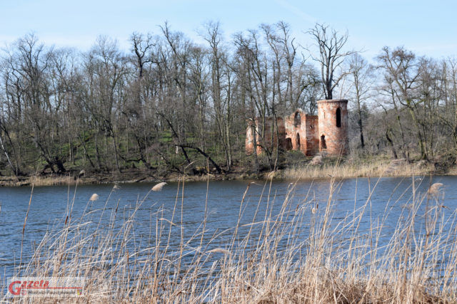 Ruiny zamku Klaudyny Potockiej nad jeziorem Góreckim - Wielkopolski Park Narodowy WPN