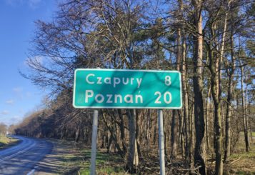 Czapury 8 km i Poznań 20 km- tablica drogowa