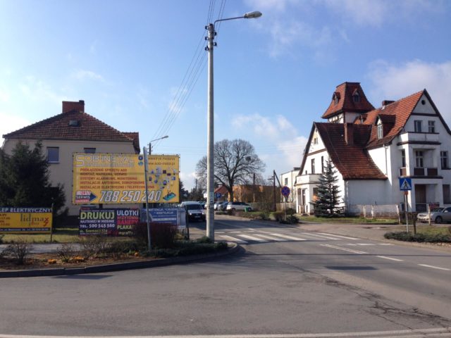 Banery ograniczające widoczność na skrzyżowaniu ulic Wawrzyniaka i Dworcowe