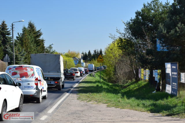 Samochody na wjeździe do Mosiny drogą wojewódzką nr 430 (Szosa Poznańska). Korki w tym miejscu w godzinach szczyt potrafią sięgać do skrzyżowania z drogą w kierunku zbiorników wodnych Aquanet