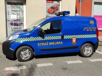 Samochód straży miejskiej w Mosinie