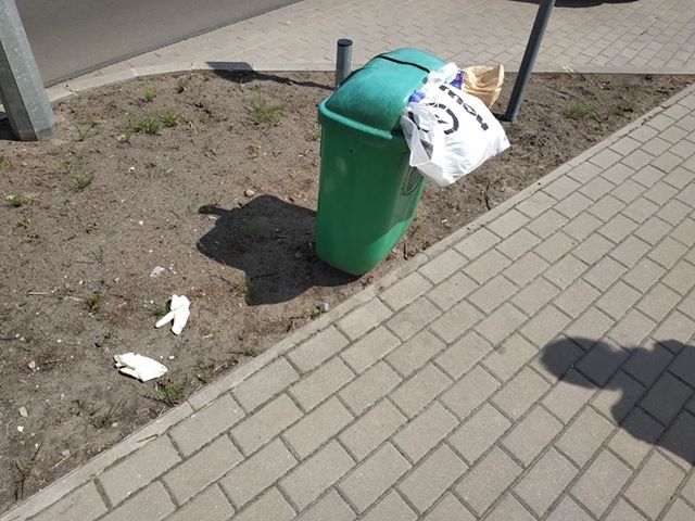 przepełnione kosze na śmieci na terenie gminy Mosina