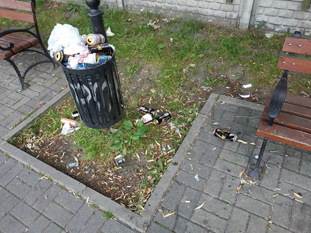 przepełnione kosze na śmieci na terenie gminy Mosina