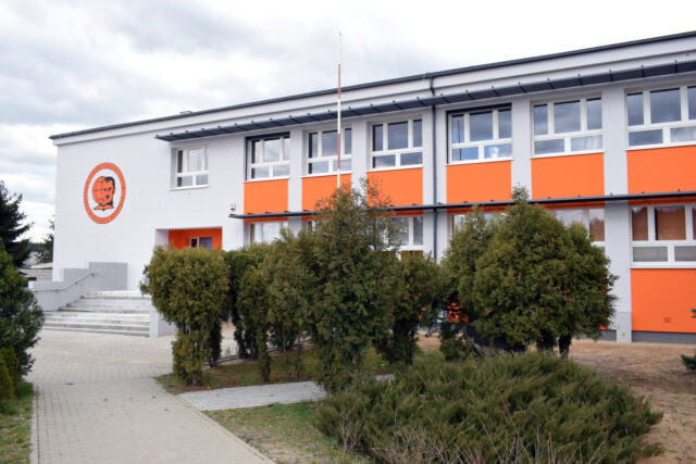 Szkoła Podstawowa w Czapurach im. Arkadego Fiedlera - budynek szkoły