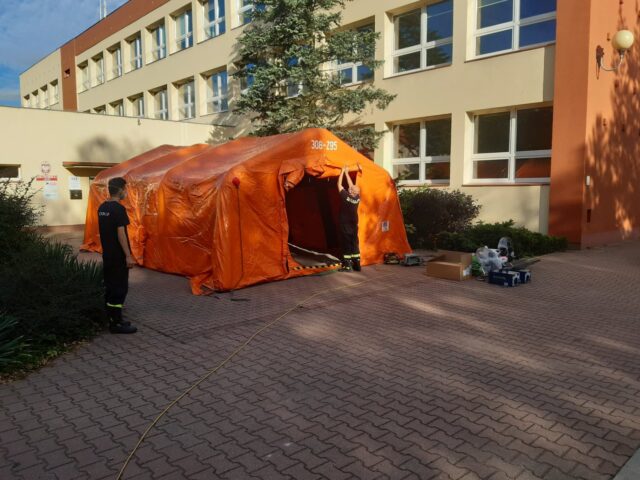 Przed budynkiem szkoły pojawił się specjalny namiot