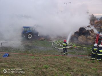 Pożar stogów siana na polu - akcja gaśnicza strażaków