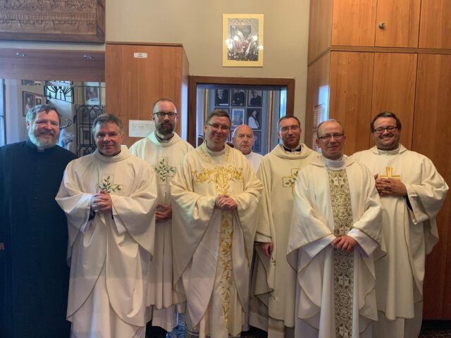 Latem 2019 roku, w parafii św. Mikołaja w Mosinie, ks. Artur (czwarty od lewej) świętował 20-lecie święceń kapłańskich