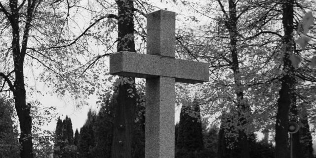 Marmurowy krzyż na cmentarzu