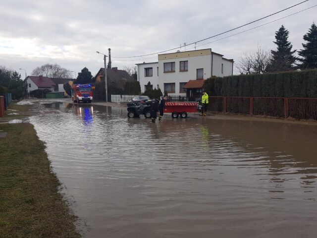 Jedna z zalanych ulic w Mosinie fot. OSP Mosina