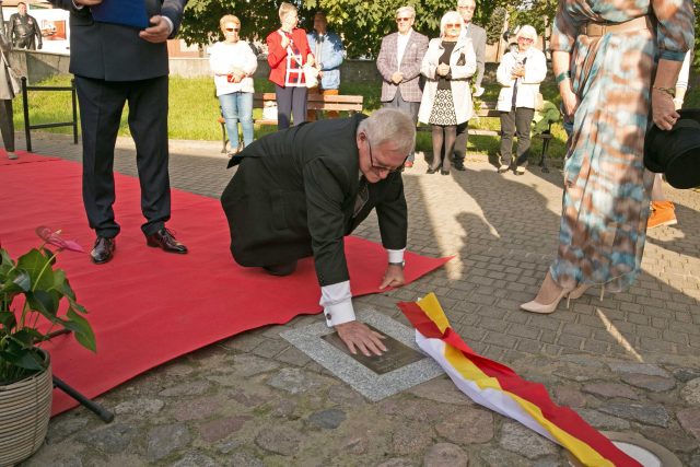 Andrzej Kasprzyk podczas odsłonięcia rzeźby - odlewu dłoni