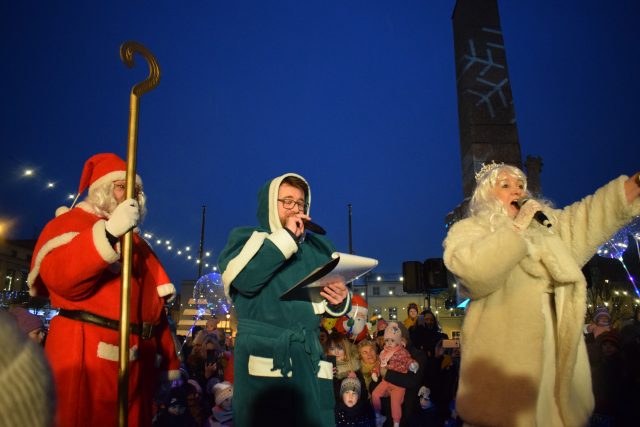 Święty Mikołaj, Elf i Śnieżynka na scenie